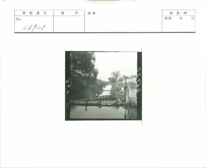 湖畔桥梁倒影风光.jpg