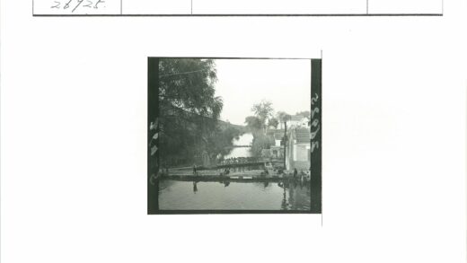 湖畔桥梁倒影风光.jpg