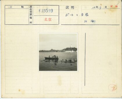 湖畔游船与山间古建筑.jpg