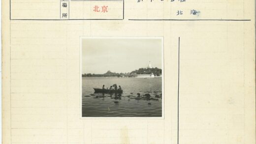 湖畔游船与山间古建筑.jpg