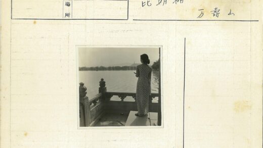 湖畔石台眺望山水.jpg