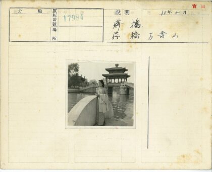 湖畔石桥女子与古亭风景.jpg