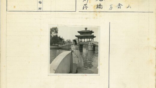 湖畔石桥女子与古亭风景.jpg