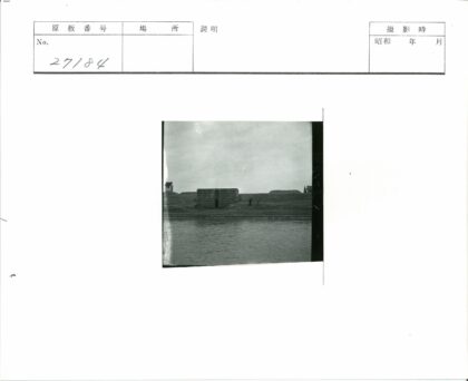 湖畔砖房堤岸行人.jpg
