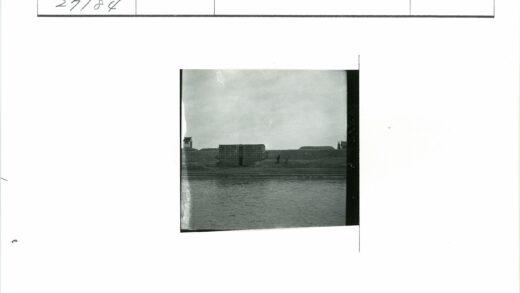湖畔砖房堤岸行人.jpg