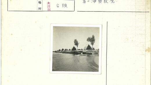 湖畔茅草屋与船只风景.jpg