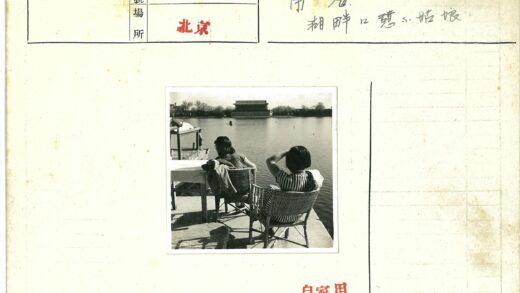 湖畔藤椅远眺海岸高楼.jpg