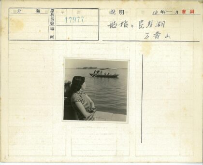 湖畔观船的女人与划船人群.jpg