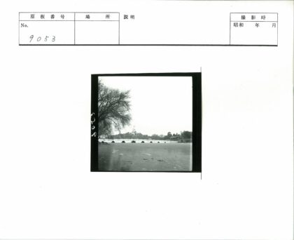 湖畔远眺古塔与山桥.jpg