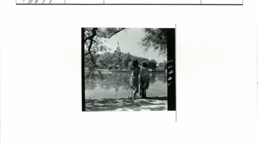 湖畔远眺山顶白佛塔.jpg