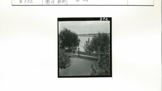 湖边停船绿树行人小径.jpg