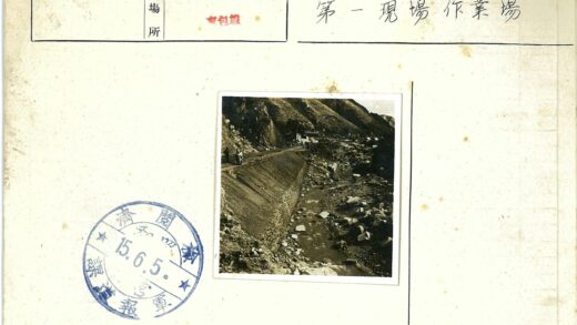 溪流山路行人远山建筑.jpg