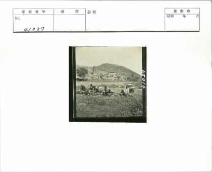 溪边劳作人群与山坡宝塔.jpg