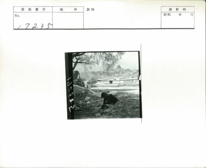 溪边女孩与远山村落.jpg