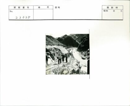 溪边崎岖小路徒步.jpg