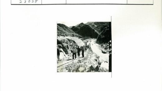 溪边崎岖小路徒步.jpg