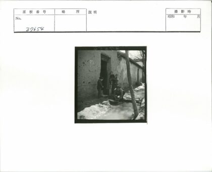 溪边洗衣妇与孩童.jpg