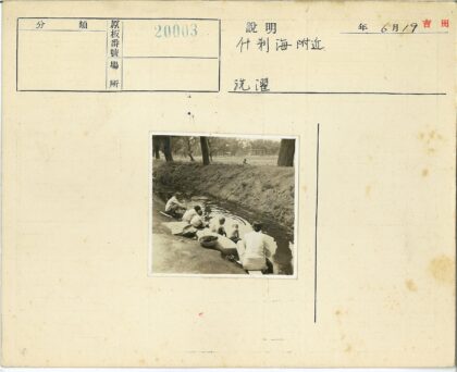 溪边洗衣沐浴的乡村生活.jpg