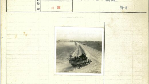 满载卡车穿越旷野土路.jpg