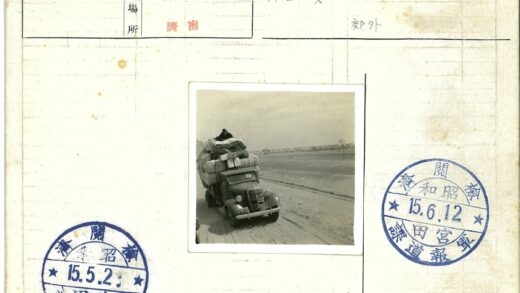 满载卡车行驶于开阔土路.jpg