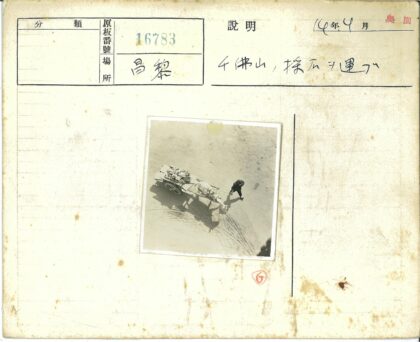 满载岩石的马车土路同行.jpg