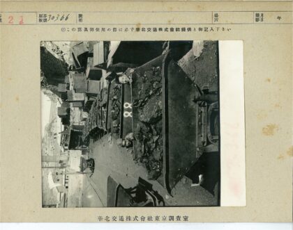 满载煤炭的铁路货车与工业区.jpg