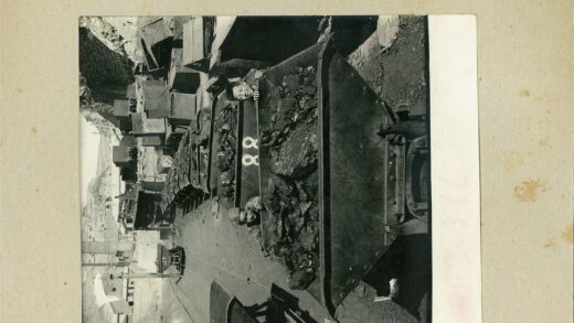 满载煤炭的铁路货车与工业区.jpg