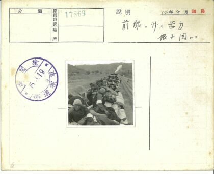 满载行李的火车穿越山脉乡村.jpg