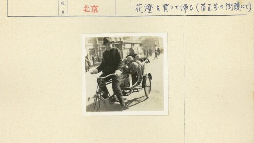 满载装饰品的三轮车街景.jpg
