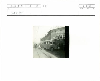 漏气公交车与街景.jpg