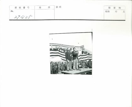 演讲台上的西装男士与观众.jpg