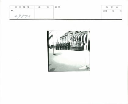 演讲活动现场与建筑背景.jpg