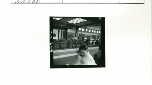 演讲活动现场观众聚集室内.jpg