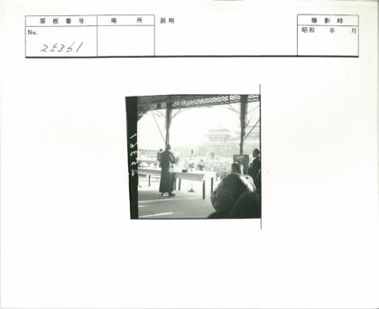 演讲者在传统建筑前讲话.jpg