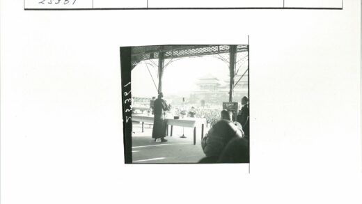 演讲者在传统建筑前讲话.jpg