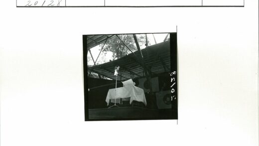 演讲者在户外舞台讲话.jpg