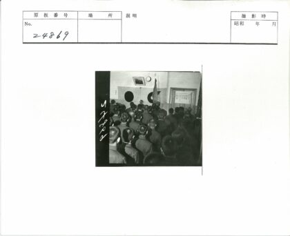 演讲者在旗帜下讲话.jpg