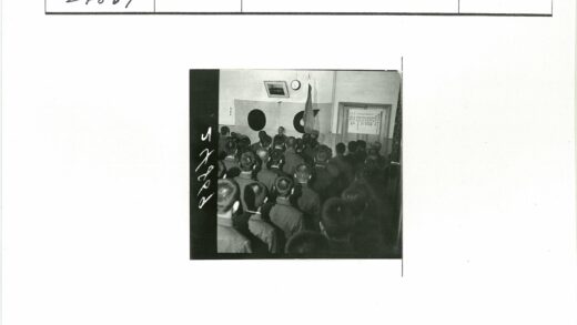 演讲者在旗帜下讲话.jpg