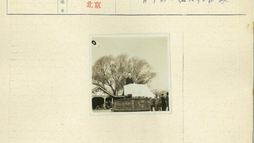 演讲者在木台发表讲话.jpg