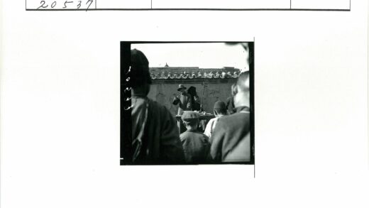 演讲者户外表演手势交流.jpg