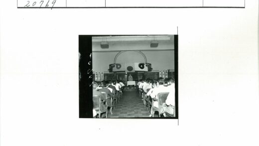 演讲者讲话与旗帜背景.jpg
