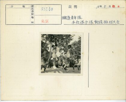 激烈篮球赛跳球瞬间.jpg
