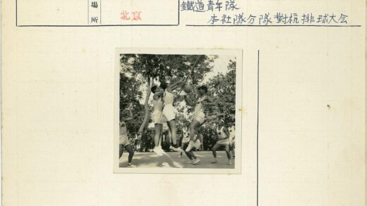 激烈篮球赛跳球瞬间.jpg