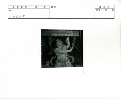 激烈表情雕像特写与华丽建筑细节.jpg