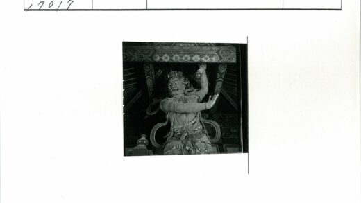 激烈表情雕像特写与华丽建筑细节.jpg