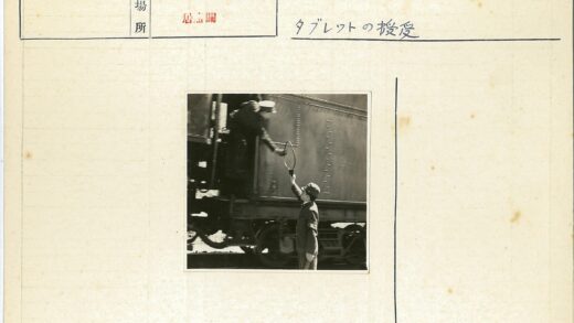 火车上乘客交换物品瞬间.jpg