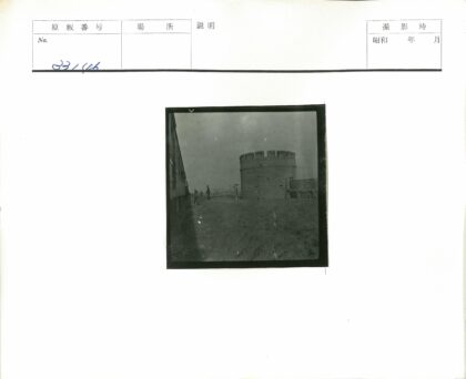 火车与石塔的风景照.jpg