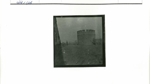 火车与石塔的风景照.jpg