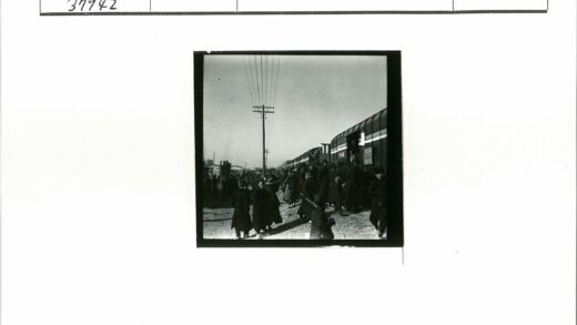 火车人群聚集土路晴天远景.jpg