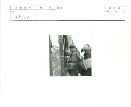 火车入口持柳条篮人群.jpg